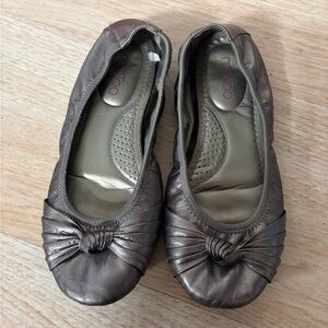 Me Too Women's 7 Silver Metallic Ballet Flats
